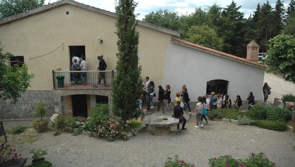 Un gruppo di visitatori entra nella sala conferenze per una lezione di aromaterapia