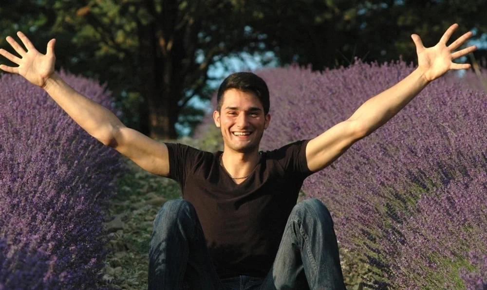 Alessandro Domini, uno studente di Farmacia applicato alla formulazione di integratori alimentari e profumi in mezzo a filari di lavanda in fiore