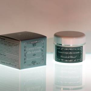 Plastic jar with gray label and the inscription: "Lavender body cream" placed on a lighted surface and nearby a silver box with the inscription "Lavanda del Chianti", pink-brown background