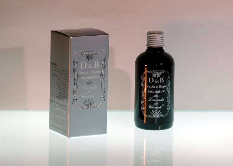 Su sfondo luminoso chiaro flacone plastico colore bruno e scatola argento con scritte bianche: D & B (doccia e bagno) un prodotto di Lavanda del Chianti