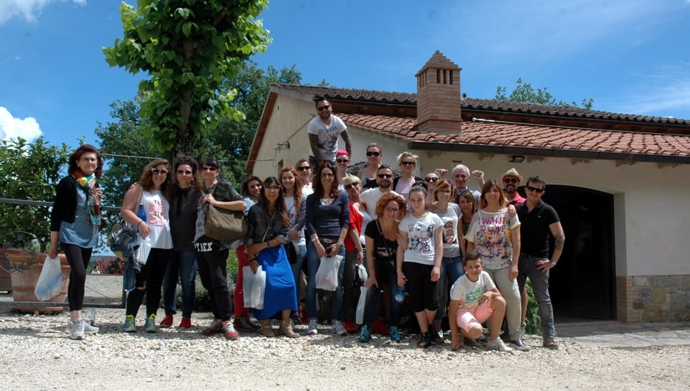 Un gruppo di turisti in visita davanti alla grande distilleria di Casalvento a Castellina in Chianti