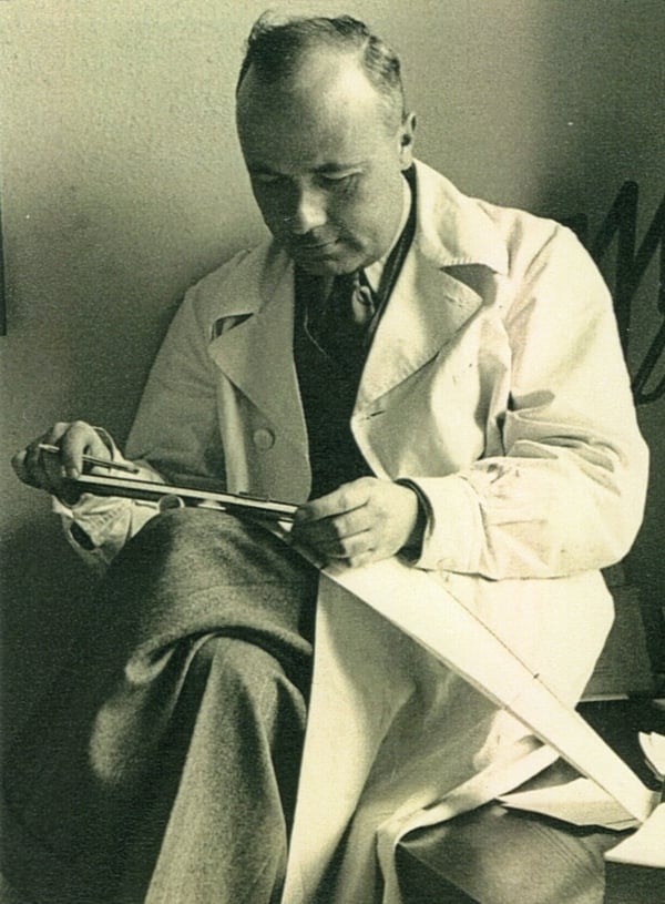 Giovanni Domini Giovanni Domini in camice bianco e seduto laureato in Chimica e Farmacia oltre che in Medicina e Chirurgia in una foto in bianco e nero degli anni sessanta mentre studia