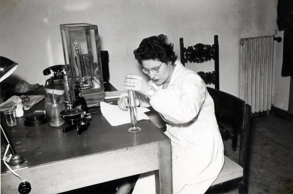 La dottoressa Lucia Merlotti mentre certifica la qualità dell'olio di oliva con analisi chimiche in un laboratorio di farmacia
