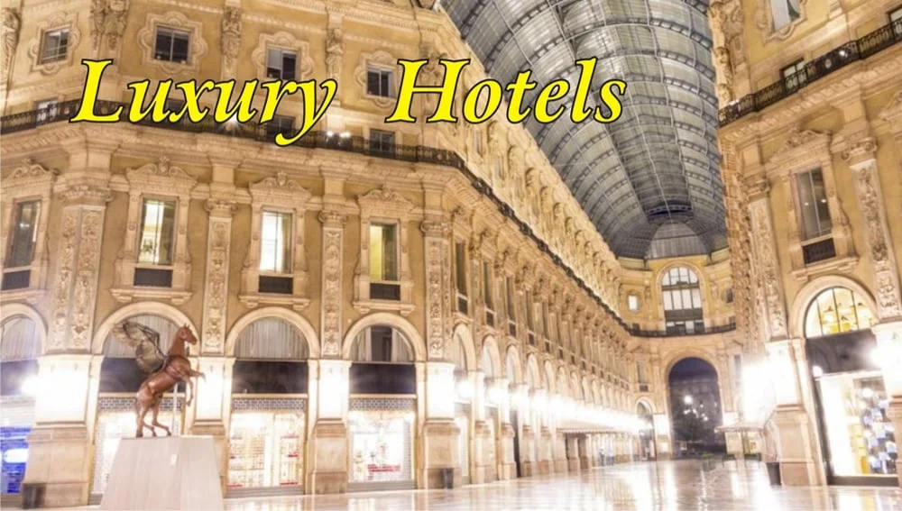 Galleria di negozi di lusso ed alberghi di lusso mostrati in questa bella immagine notturna della galleria milanese. Scritta gialla: "Hotel di Lusso"
