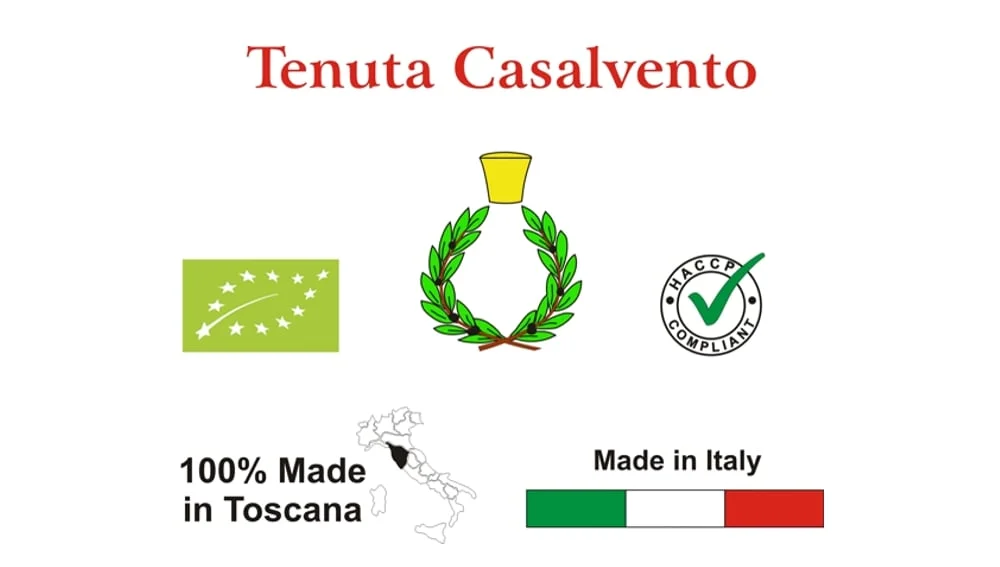 Su sfondo bianco scritta: "Tenuta Casalvento" e simbolo aziendale di corona di alloro verde con tappo giallo, bandiera verde a 12 stelle simbolo del biologico e bandiera italiana con scritta nera: "Made in Italy"
