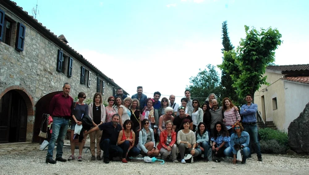 Un gruppo in visita presso i Laboratori Casalvento in posa per la fotografia di rito. Sullo sfondo a sinistra Casalvento a destra la grande distilleria