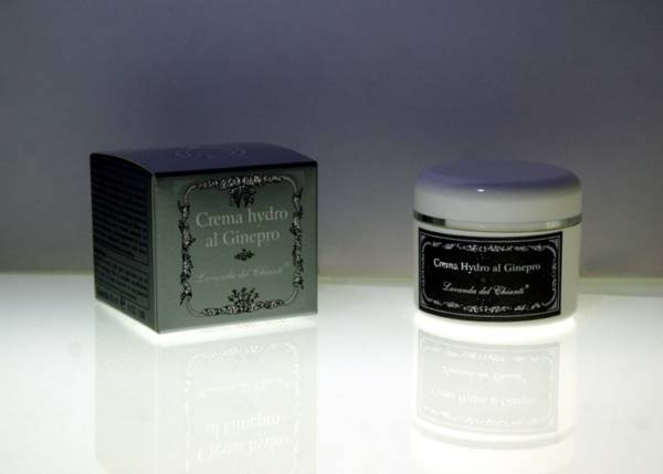 Crema Hyper Hydro profumata con ginepro, menta e canfora per un tonificante massaggio