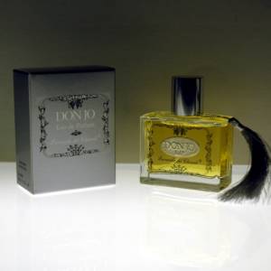Perfume bottle in transparent glass and metal label with DonJo written and "Lavanda del Chianti" on the left silver colored perfume box