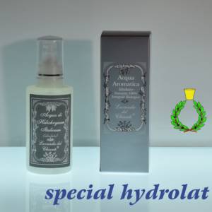 250ml plastic bottle of organic hydrolat with silver cardboard box. Blue writing: "special hydrolat" and Casalvento symbol with green laurel wreath and yellow brass cap