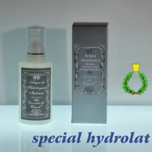 Flacone plastico da 250ml di idrolato biologico con scatola di cartone argento. Scritta blu: "idrolato speciale" e simbolo di Casalvento con corona di allloro verde e tappo ottone giallo
