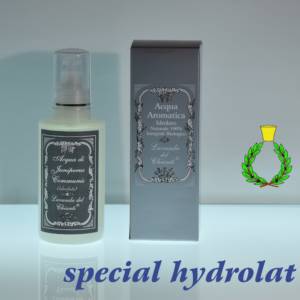 250ml plastic bottle of organic hydrolat with silver cardboard box. Blue writing: "special hydrolat" and Casalvento symbol with green laurel wreath and yellow brass cap