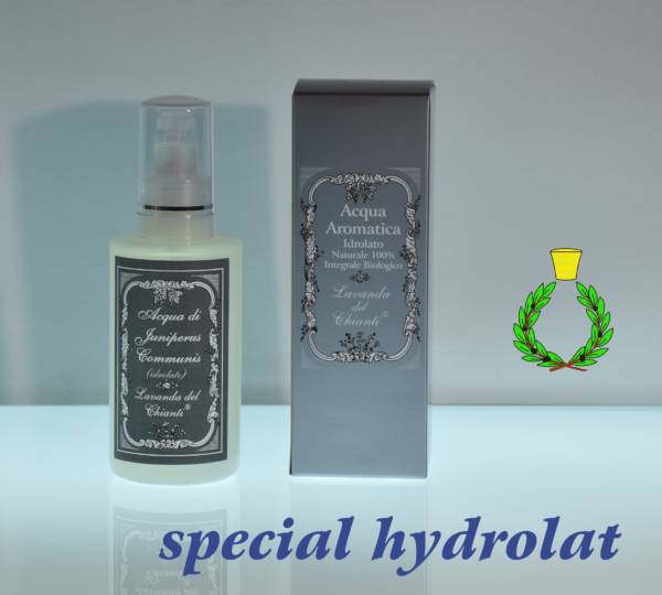 250ml plastic bottle of organic hydrolat with silver cardboard box. Blue writing: "special hydrolat" and Casalvento symbol with green laurel wreath and yellow brass cap