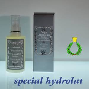 250ml plastic bottle of organic hydrolat with silver cardboard box. Blue writing: "special hydrolat" and Casalvento symbol with green laurel wreath and yellow brass cap