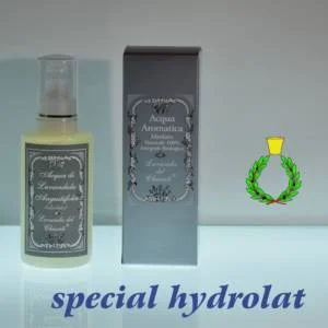 Flacone plastico da 250ml di idrolato biologico con scatola di cartone argento. Scritta blu: "idrolato speciale" e simbolo di Casalvento con corona di allloro verde e tappo ottone giallo
