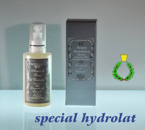 250ml plastic bottle of organic hydrolat with silver cardboard box. Blue writing: "special hydrolat" and Casalvento symbol with green laurel wreath and yellow brass cap