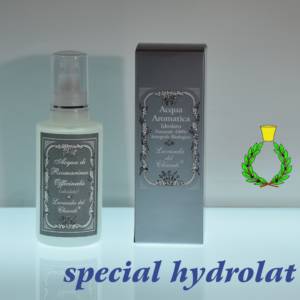 250ml plastic bottle of organic hydrolat with silver cardboard box. Blue writing: "special hydrolat" and Casalvento symbol with green laurel wreath and yellow brass cap