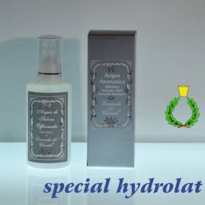 250ml plastic bottle of organic hydrolat with silver cardboard box. Blue writing: "special hydrolat" and Casalvento symbol with green laurel wreath and yellow brass cap