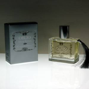 Perfume bottle in transparent glass and metal label with Oblio written and "Lavanda del Chianti" on the left silver colored perfume box