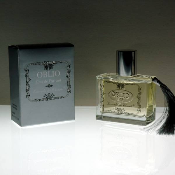 Flacone da profumo in vetro trasparente ed etichetta in metallo con scritto Oblio e "Lavanda del Chianti" sulla sinistra scatola di profumo color argento