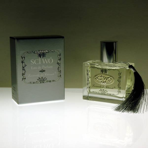 Flacone da profumo in vetro trasparente ed etichetta in metallo con scritto ShìWo e "Lavanda del Chianti" sulla sinistra scatola di profumo color argento